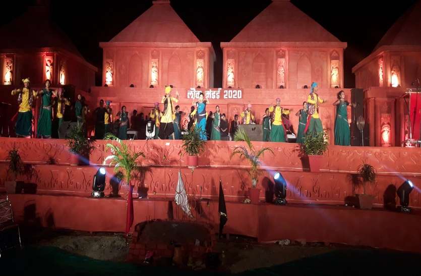 The audience gathered on the second day of Lok Madai… लोक मड़ई के दूसरे दिन दर्शकों का उमड़ा जनसैलाब ...