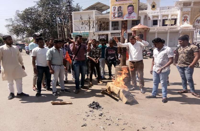 दिग्विजय कॉलेज: वार्षिकोत्सव को लेकर अभाविप व एनएसयूआई आमने-सामने दिग्विजय कॉलेज: वार्षिकोत्सव को लेकर अभाविप व एनएसयूआई आमने-सामने