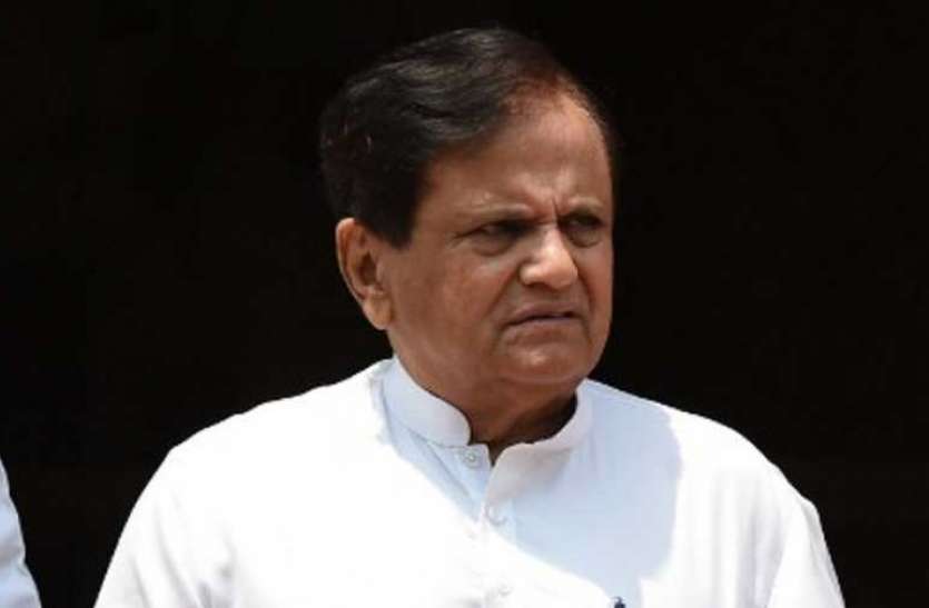 ahmed patel कांग्रेस नेता अहमद पटेल को IT का समन, 400 करोड़ के हवाला मामले में होगी पूछताछ
