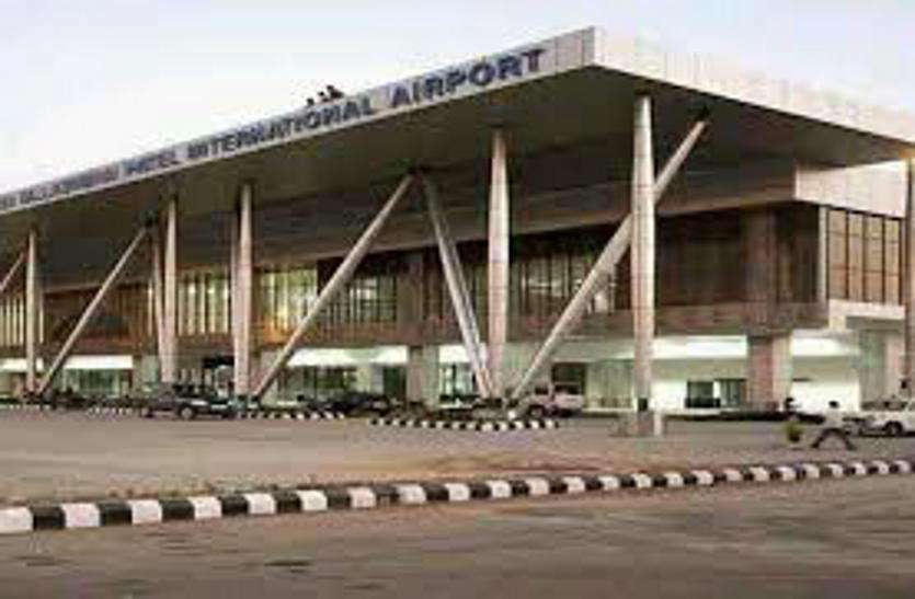 Ahmedabad airport: उड़ान भरते विमान से टकराया पक्षी, मामूली आग Ahmedabad airport: उड़ान भरते विमान से टकराया पक्षी, मामूली आग