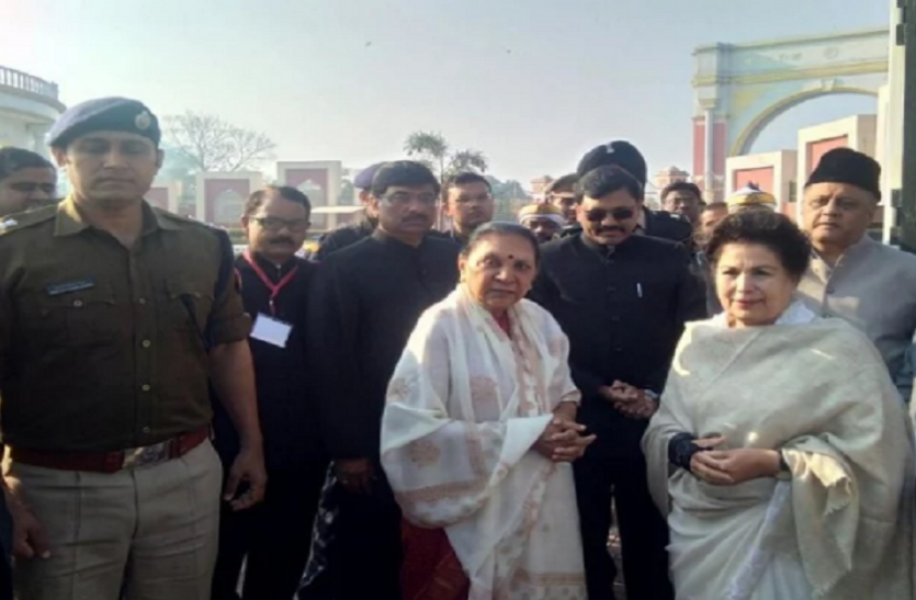 anandi_patel.png राज्यपाल आनंदीबेन से मिलकर आ रहे रामपुर डीएम की गाड़ी काफिले की दूसरी गाड़ी से टकराई
