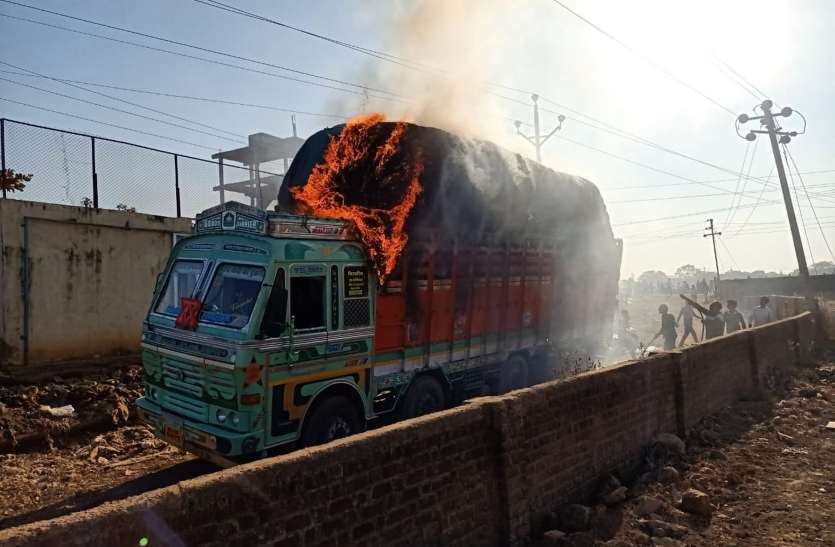 Trolley filled with cotton caught fire,Trolley filled with cotton caught fire कपास से भरे ओवरलोड ट्रॉले से टकराया बिजली का तार, आग लगी