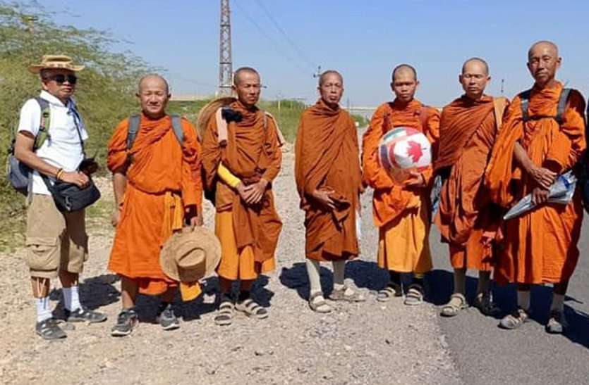 Buddhist monks from Thailand wanted to go to France via Pakistan थाइलैण्ड से आए बौद्ध भिक्षु फ्रांस जाना चाहते थे वाया पाकिस्तान, बाड़मेर में रोका