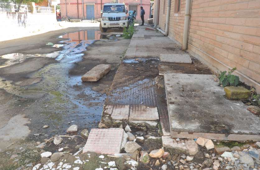 Problems inside and outside hospital complex अस्पताल परिसर के अंदर और बाहर समस्याओं का अंबार