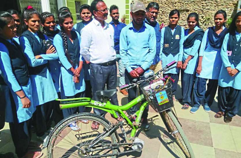 एक बार चार्ज होने पर चलती है 30 किलोमीटर छात्रों ने जुगाड़ से बना डाली इलेक्ट्रिक साइकिल