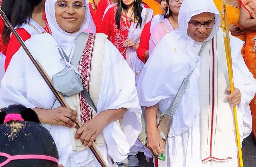 Procession शताब्दी महोत्सव के लिए 700 किमी की यात्रा करके बुरहानपुर पहुंचे महाराज, शहर में निकली शोभायात्रा