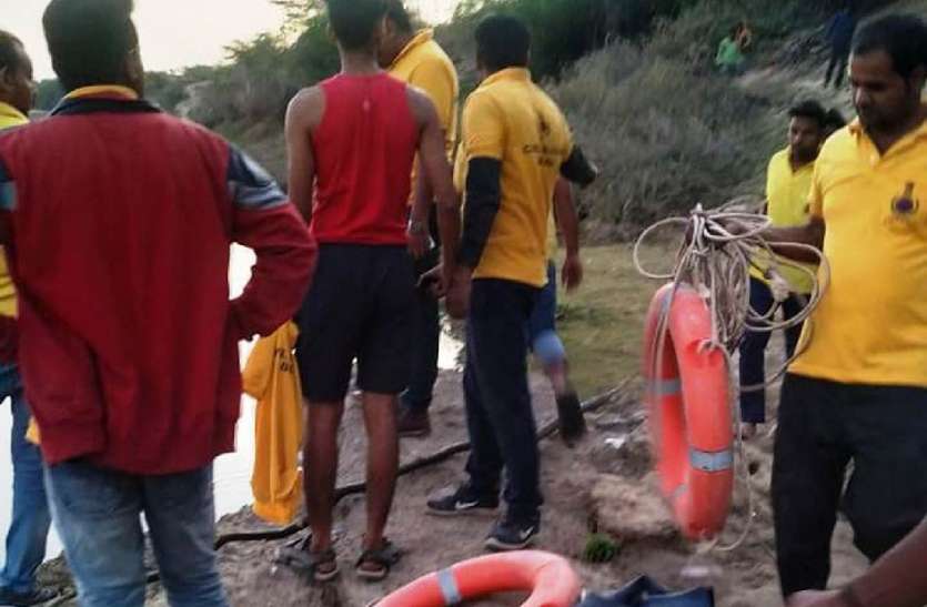 पानी पीने के दौरान फिसला पैर, नदी की गहराई में समा गया वृद्ध पानी पीने के दौरान फिसला पैर, नदी की गहराई में समा गया वृद्ध