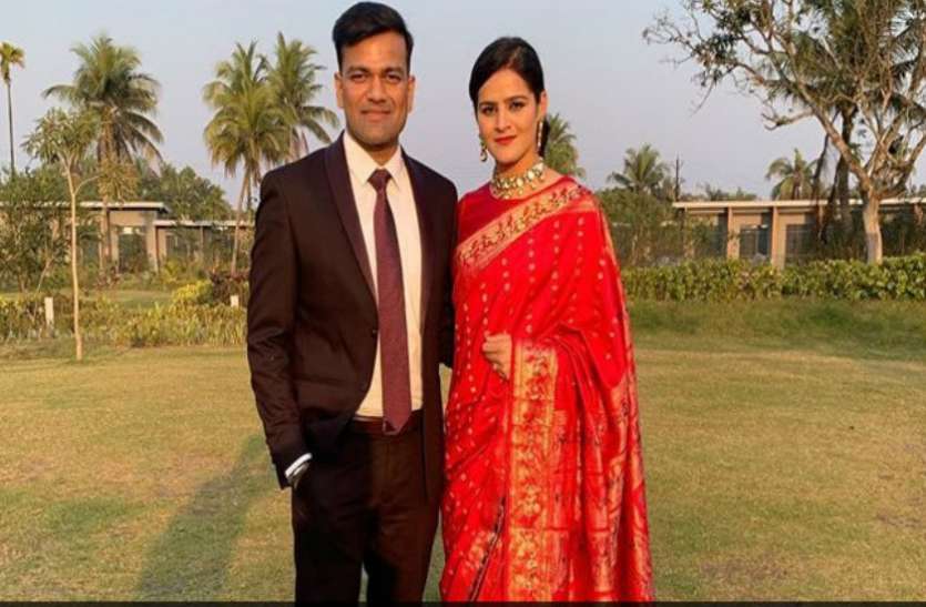 busy_with_polls_ias_groom_ips_bride_get_married_in_office.jpg IAS ऑफिसर ने दफ्तर में की IPS गर्लफ्रेंड से शादी, काम की वजह से नहीं मिल रही थी फुर्सत