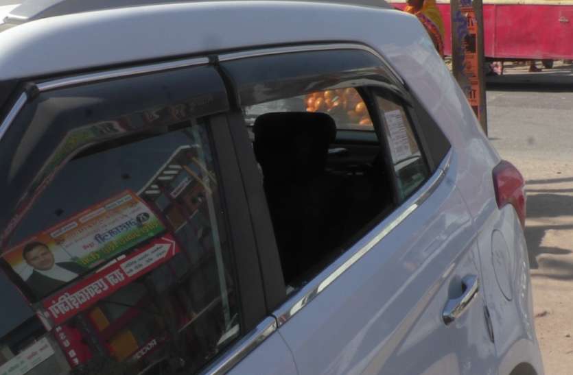 Theft from car मऊ में कार का शीशा तोड़कर 70 हजार नगद और जेवरात को उच्चकों ने उड़ाया