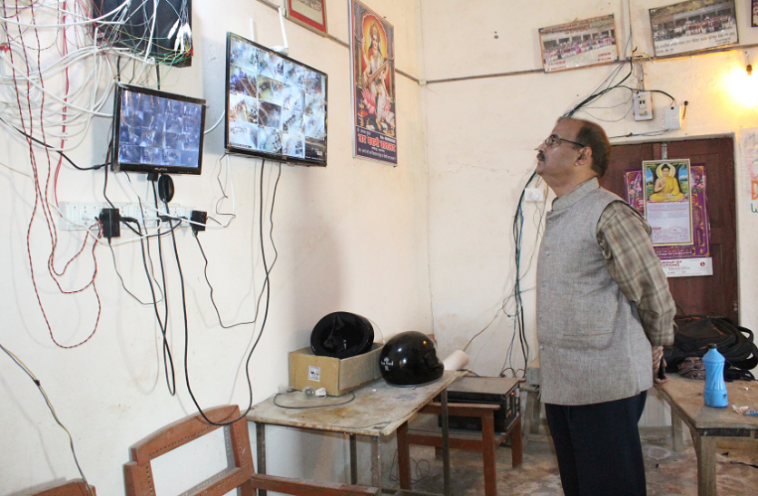 District Magistrate Nagendra Prasad Singh डीएम की सख्त हिदायत ,यूपी बोर्ड परीक्षा के दौरान बंद नहीं होना चाहिए सीसीटीवी
