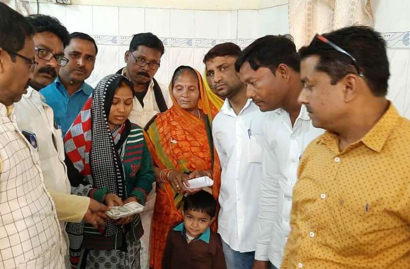 Help प्रधानमंत्री के दौरे की तैयारी में घायल मजदूर की हालत गंभीर, चेयरमैन ने की 50 हजार की मदद