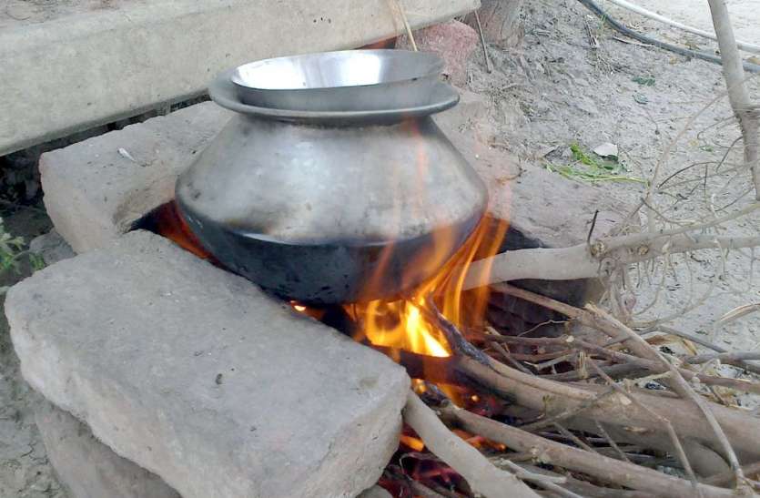 मायके में रह रही महिला केरोसिन डाल जला रही थी चूल्हा पानी गर्म करने चूल्हा जला रही महिला झुलसी