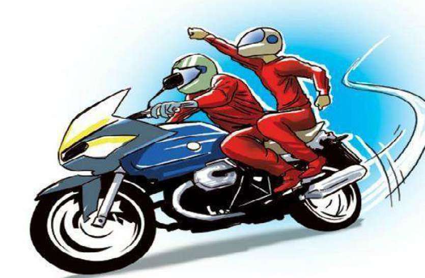 Policemen involved with 3 minor stolen bikes along with mobile phones 3 नाबालिग चोरी की बाइक सहित मोबाइल फोन के साथ चढ़े पुलिस के हत्थे