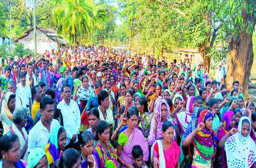 माओवादियों ने मोहन को मार डाला, शहीद का दर्जा देनेे की मांग को लेकर जुटे हजारों ग्रामीण माओवादियों ने मोहन को मार डाला, शहीद का दर्जा देनेे की मांग को लेकर जुटे हजारों ग्रामीण