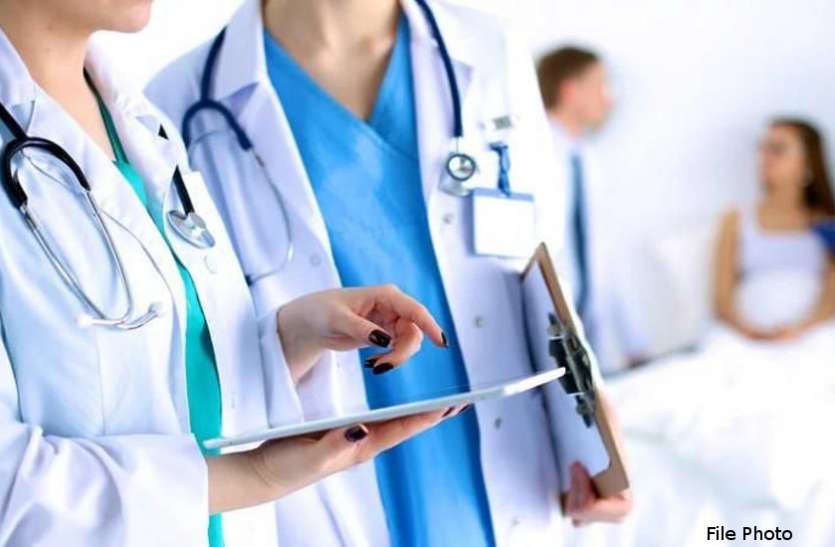 doctor.jpg वार्ड फुल, कार्डियक-न्यूरों में क्षमता से ज्यादा मरीज