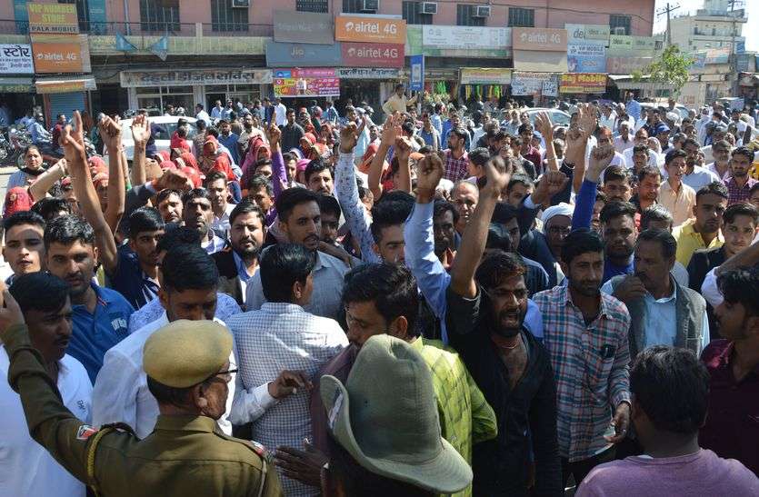 पत्नी की हत्या के आरोप में कांस्टेबल पति गिरफ्तार, सास-ससुर की गिरफ्तारी की मांग पर अड़े परिजन