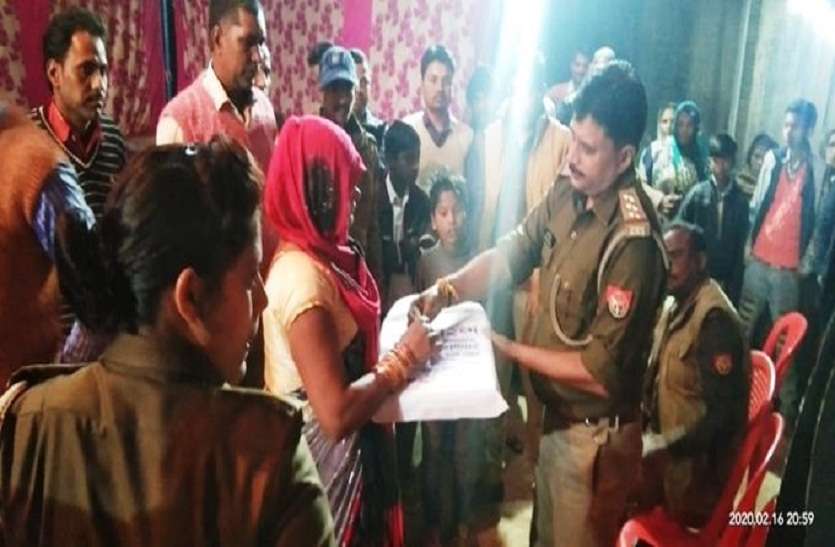 इंस्पेक्टर ने पेश की मानवता की मिसाल: गरीब किसान की बेटी की शादी में पहुंच की मदद इंस्पेक्टर ने पेश की मानवता की मिसाल: गरीब किसान की बेटी की शादी में पहुंच की मदद
