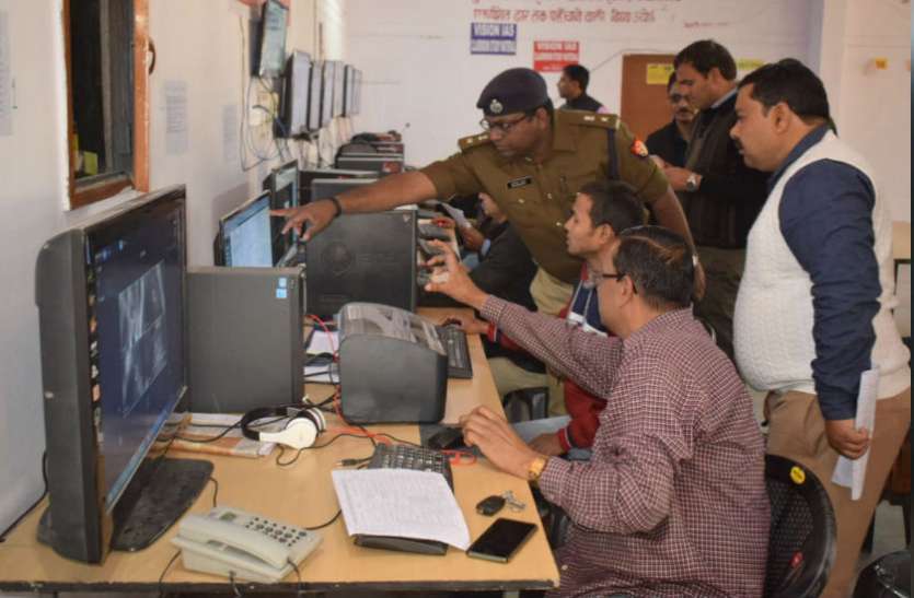 exam VIDEO: यूपी बोर्ड परीक्षाओं में कड़ी रही सुरक्षा व्यवस्था, डीएम और एसएसपी ने सीसीटीवी से देखे परीक्षा केन्द्र