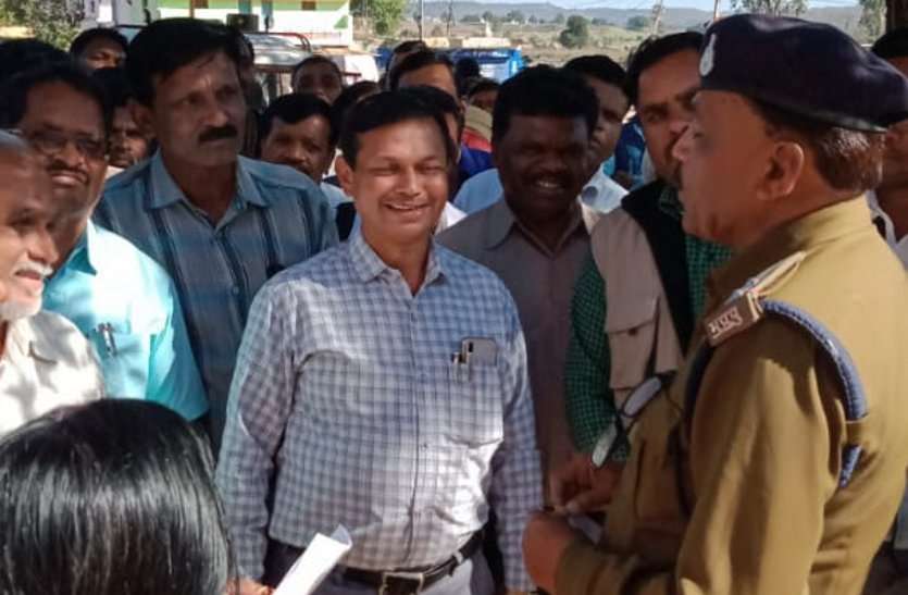 Panchayat Secretary rallied against the hooliganism of Janpad member जनपद पंचायत सदस्य की गुंडागर्दी के खिलाफ पंचायत सचिव लामबंद