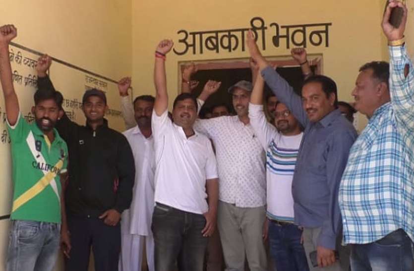 Liquor contractors descended against new excise policy in jaisalmer नई आबकारी नीति के विरोध में उतरे शराब के ठेकेदार