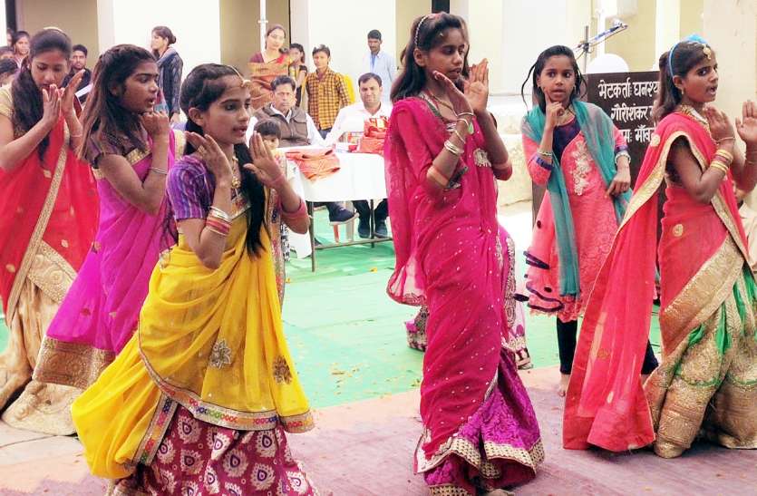 विद्यार्थियों ने दी रंगारंग सांस्कृतिक कार्यक्रमों की प्रस्तुति विद्यार्थियों ने दी रंगारंग सांस्कृतिक कार्यक्रमों की प्रस्तुति