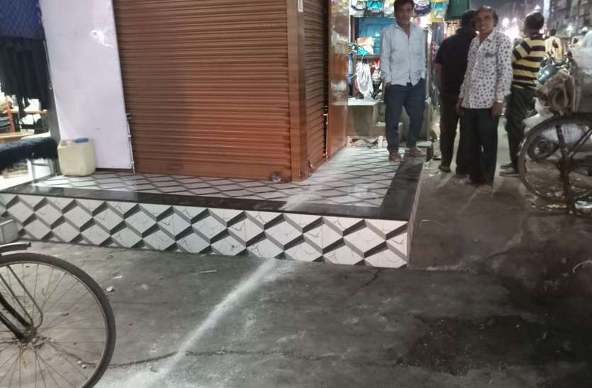 नगर निगम ने बांधी हद, दुकानदारों में हड़कंप नगर निगम ने बांधी हद, दुकानदारों में हड़कंप