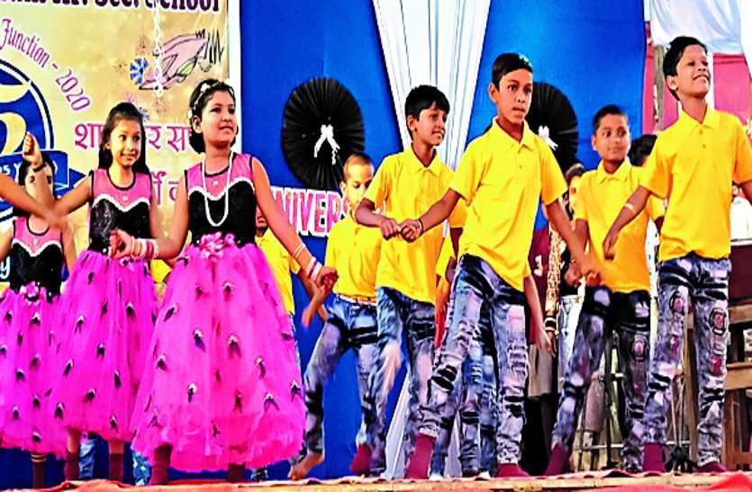 Audiences mesmerized by the attractive presentation of children at the annual festival वार्षिकोत्सव में बच्चों की आकर्षक प्रस्तुति से मंत्रमुग्ध हुए दर्शकगण