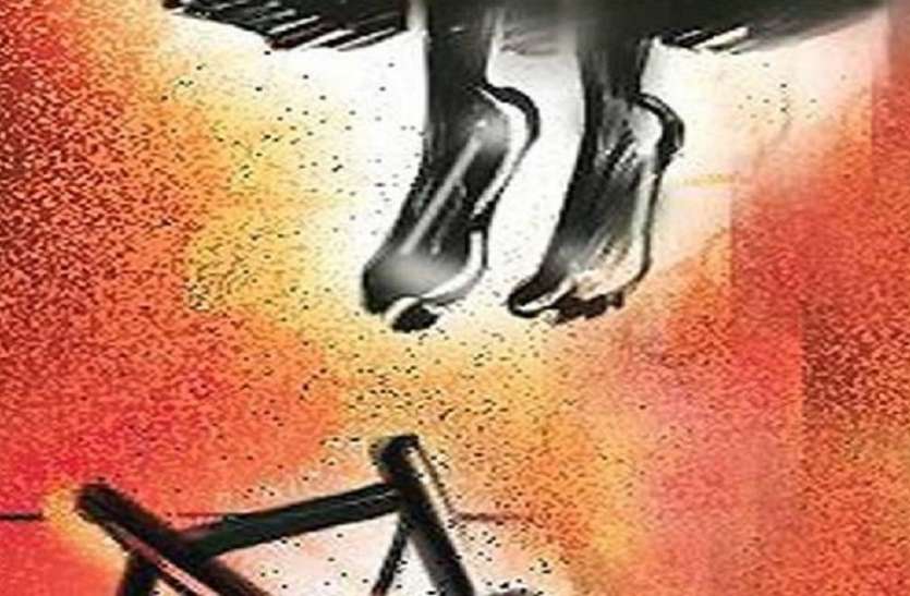 High school student Pooja Yadav hanged herself before UP board exam यूपी बोर्ड की परीक्षा से पहले छात्रा ने लगाई फांसी ,सुसाइड नोट में लिखा जो पढ़ नही सकता वो जी नही सकता