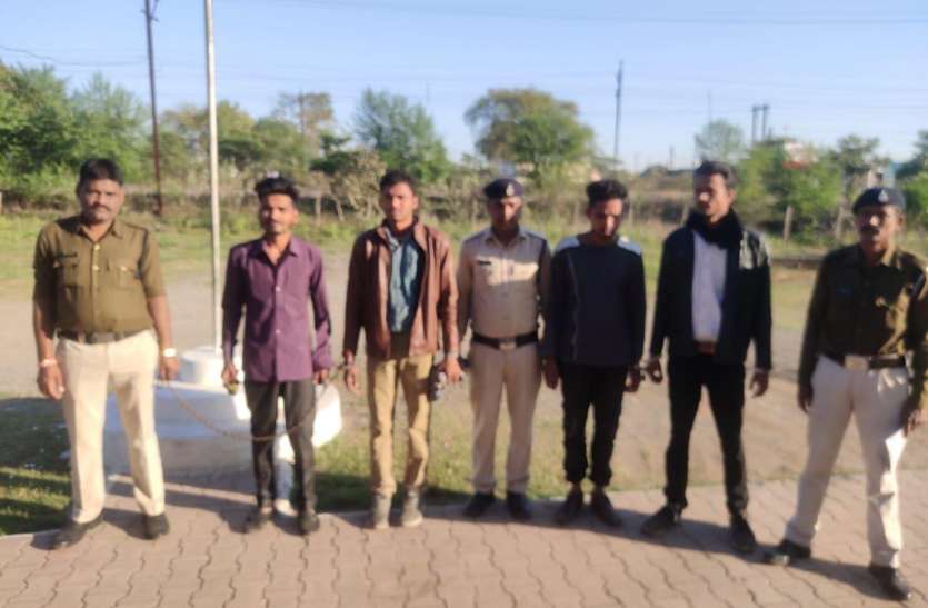 पहले स्टेशन से ओला कैब बुक की फिर सुनसान जगह पर लूट ली गाड़ी और पैसे पहले स्टेशन से ओला कैब बुक की फिर सुनसान जगह ले जाकर लूट ली गाड़ी और पैसे