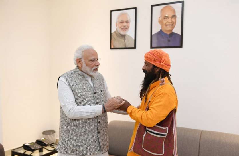 PM Narendra Modi and mangal kevat जब रिक्शा ट्राली चालक का पीएम नरेन्द्र मोदी ने थाम लिया हाथ, तो भर आयी आंखें