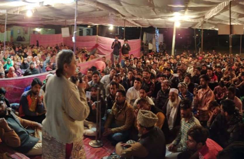 हिन्दुस्तानी को देशभक्ति का सबूत देने की जरूरत नहीं - सारिका श्रीवास्तव हिन्दुस्तानी को देशभक्ति का सबूत देने की जरूरत नहीं - सारिका श्रीवास्तव