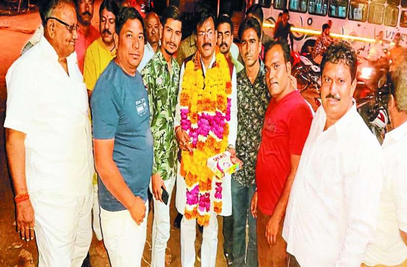 Khargone MP Gajendra Singh Patel रोज खिलाते हैं रोटी, सांसद ने जन्मदिन पर गरीबों को बुलाकर खुद भोजन परोसा, मिठाई भी खिलाई