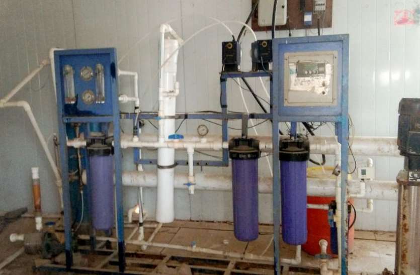 नलकूप सूखने से आरओ प्लांट बंद नलकूप सूखने से आरओ प्लांट बंद