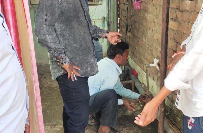 दूसरे दिन भी कार्रवाई : 20 अवैध नल कनेक्शन काटे, २४ लोगों से वसूला १ लाख ४० हजार रुपए जुर्माना दूसरे दिन भी कार्रवाई : 20 अवैध नल कनेक्शन काटे, २४ लोगों से वसूला १ लाख ४० हजार रुपए जुर्माना