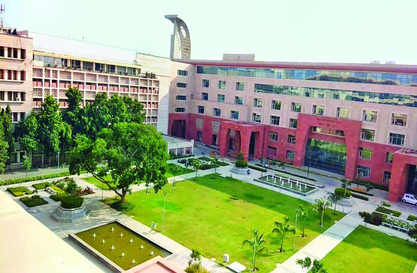 तीन श्रेणी में होंगे शराब के ई-टेंडर: ए श्रेणी में केवल चार प्रमुख शहर, 25 से 75 करोड़ रुपए तक की दुकानों के बनेंगे क्लस्टर तीन श्रेणी में होंगे शराब के ई-टेंडर: ए श्रेणी में केवल चार प्रमुख शहर, 25 से 75 करोड़ रुपए तक की दुकानों के बनेंगे क्लस्टर