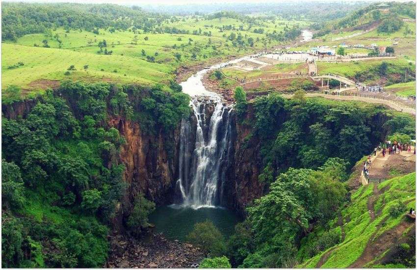 पातालपानी में मंगेतर के साथ बैठा था युवक, युवती के सामने चार बदमाशों ने उसकी पेंट उतरवाई और..