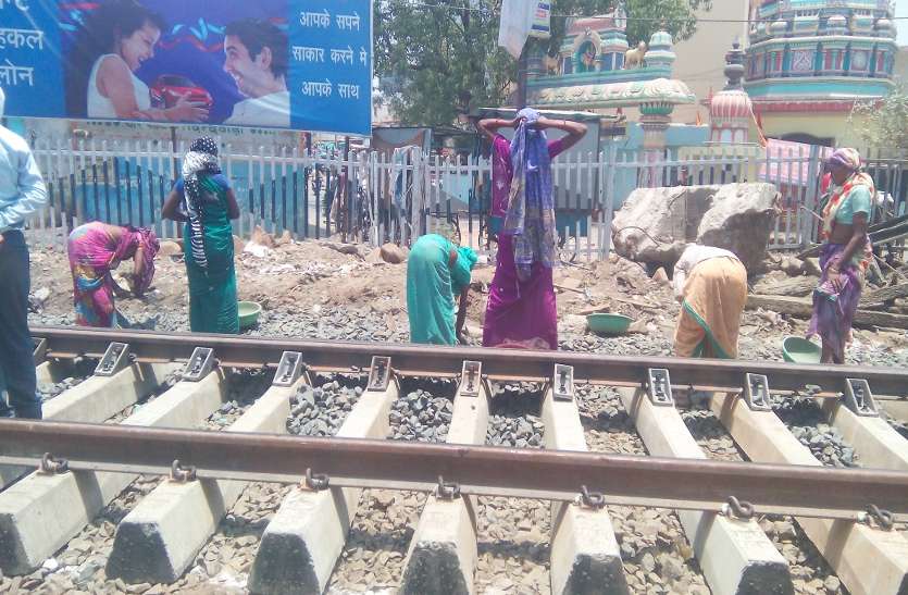 Railway: रेलवे स्टेशन में पिट लाइन की सुविधा की दरकार, अभाव में अक्सर रद्द हो रही ट्रेनें Railway: रेलवे स्टेशन में पिट लाइन सुविधा की दरकार, अभाव में अक्सर रद्द हो रही ट्रेनें
