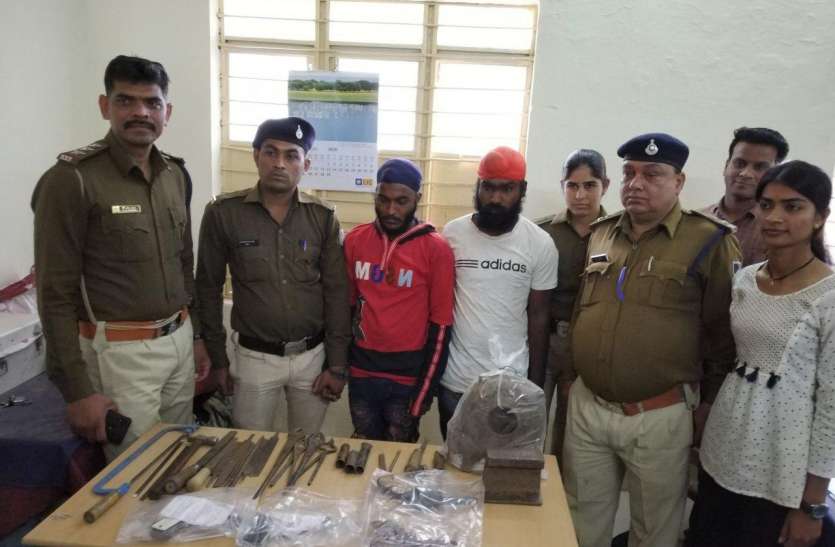 पुलिस से बचने के लिए जंगल में बनाते थे देशी कट्टे, पुलिस ने 2 आरोपितों को पकड़ा पुलिस से बचने के लिए जंगल में बनाते थे देशी कट्टे, पुलिस ने 2 आरोपितों को पकड़ा