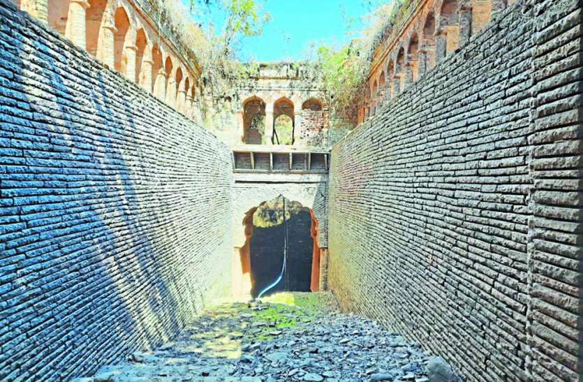 People reaching to see the ancient stepwell freed from encroachment अतिक्रमण से मुक्त कराई गई प्राचीन बावड़ी को देखने पहुंच रहे लोग
