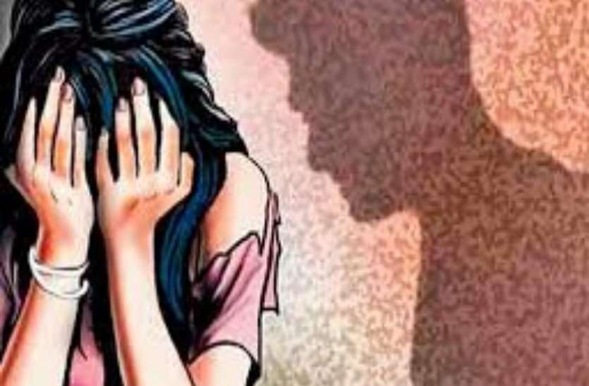 सरकारी स्कूल के बच्चों को पढ़ाने वाली बैगा युवती से सामूहिक दुष्कर्म, मुक्तांजलि वाहन में दिया वारदात को अंजाम सरकारी स्कूल के बच्चों को पढ़ाने वाली बैगा युवती से सामूहिक दुष्कर्म, मुक्तांजलि वाहन में दरिंदों ने दिया वारदात को अंजाम