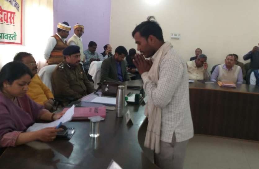 shrawasti news मंडलायुक्त व पुलिस उप महानिरीक्षक ने तहसील दिवस में सुनी फरियादियों की समस्याएं