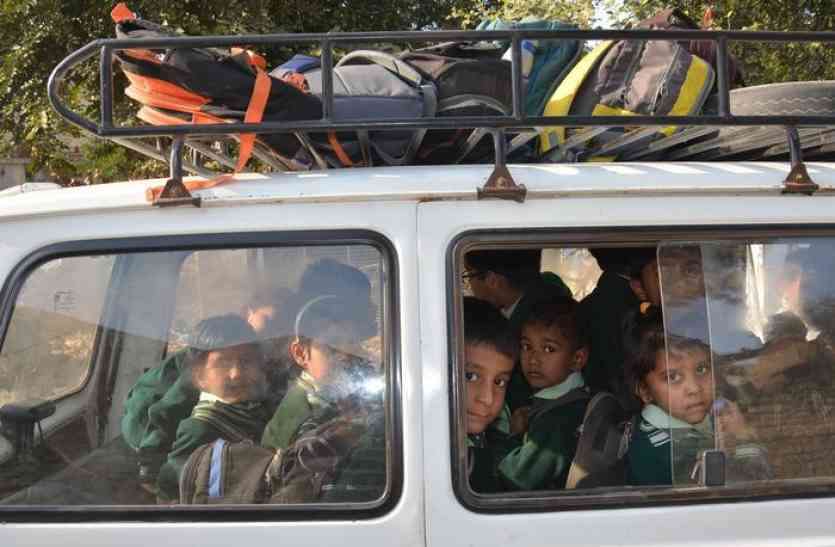 school.jpg भोपाल में भी बच्चों को ठूंसकर भर रही स्कूल वैन लेकिन नहीं हो रही कार्रवाई