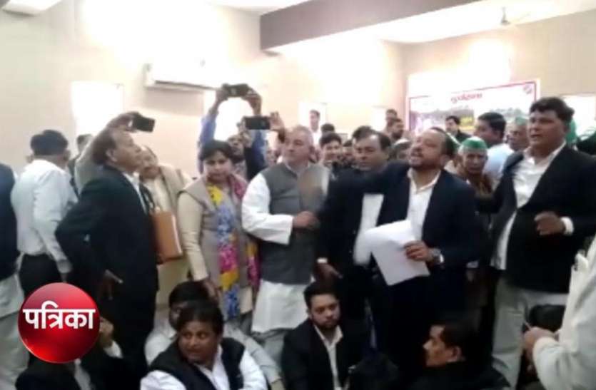 screenshot_from_2020-02-18_17-36-03.jpg VIDEO: यूपी के इस जिले में नई कोर्ट बनाने को लेकर धरने पर बैठे वकील, सभी कामकाज हुआ ठप!