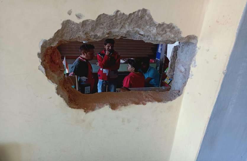 राजधानी में बगैर ताले टूटे दुकानों में हो गई चोरी Breaking: राजधानी में बगैर ताले टूटे दुकानों में हो गई चोरी