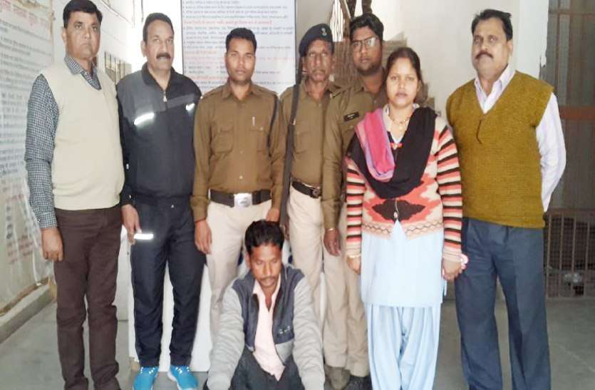 man caught with 7 boxes of illegal wine 7 पेटी अवैध शराब सहित एक्टिवा गाडी सहित एक युवक आरोपी गिरफ्तार
