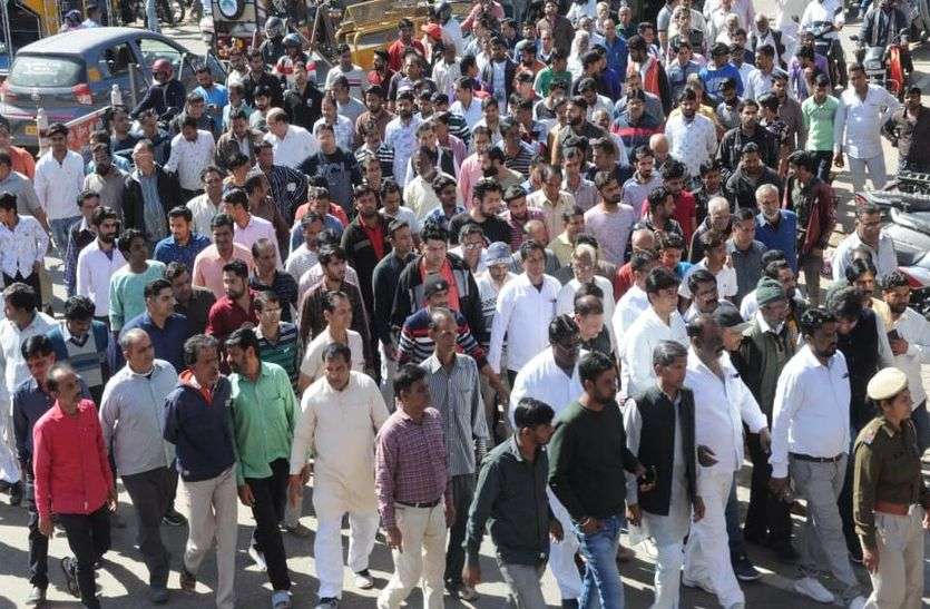 हे राम... 3 शवों के साथ आक्रोशित जनता सडक़ों पर, प्रशासन को जांच रिपोर्ट का इंतजार