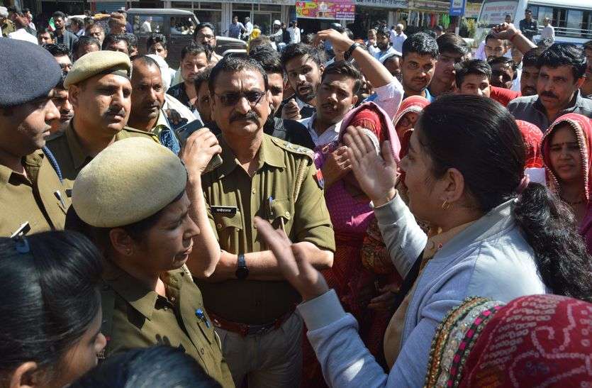 हे राम... 3 शवों के साथ आक्रोशित जनता सडक़ों पर, प्रशासन को जांच रिपोर्ट का इंतजार