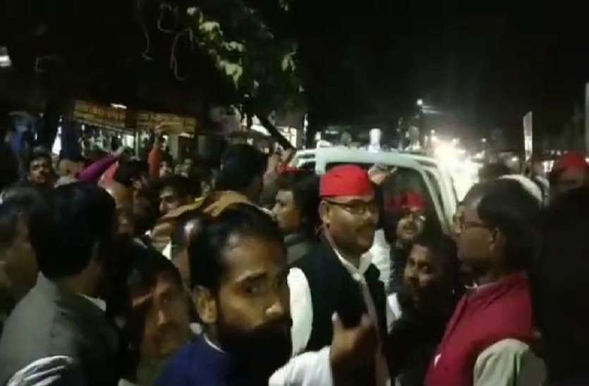 samajwadi party protest मारपीट में घायल युवक की मौत, सपा कार्यकर्ताओं का एसपी कार्यालय पर जोरदार प्रदर्शन