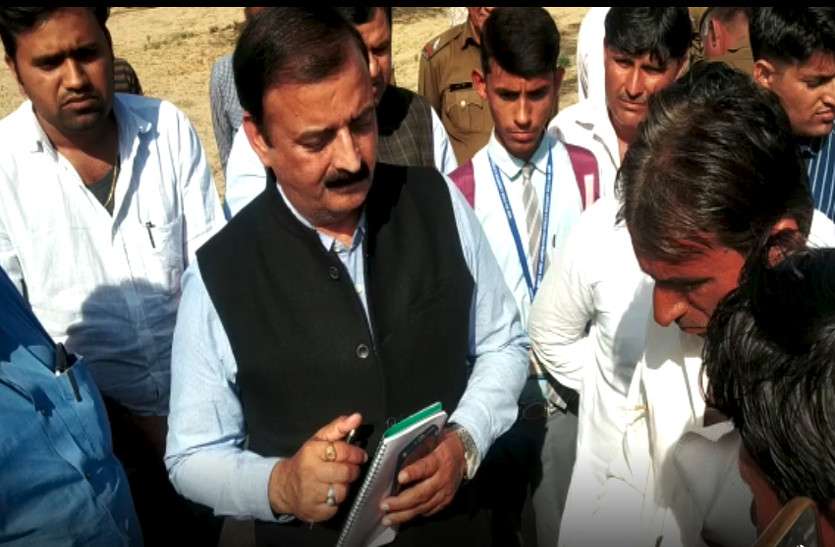 Locusts Terror : Central Team Meeting On Locust Attack In Barmer टिड्डियों का 'आतंक': केन्द्रीय दल ने ली बाड़मेर में बैठक, गांवों में किया दौरा
