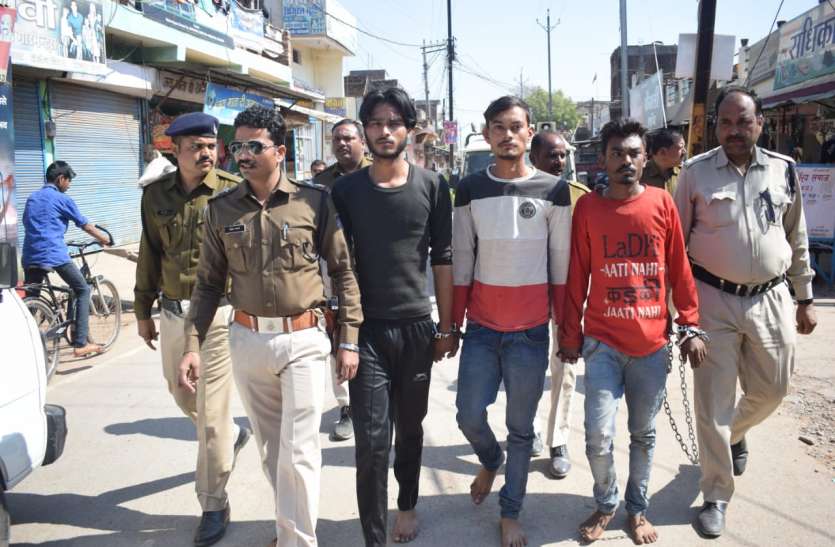 Procession taken out in the locality of the gunmen गोली दागने वालों का मोहल्ले में निकाला जुलूश